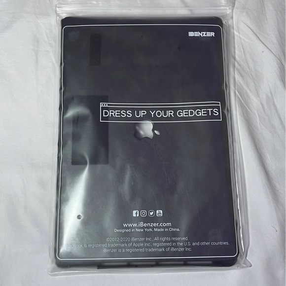 Macbook Pro 2019 16" Faux Leather Cover w/ Mounting Kit - Picture 4 of 4